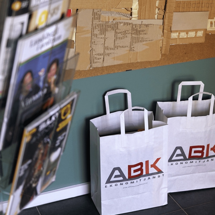 Papperspåsar med ABK-logotypen på kontoret.
