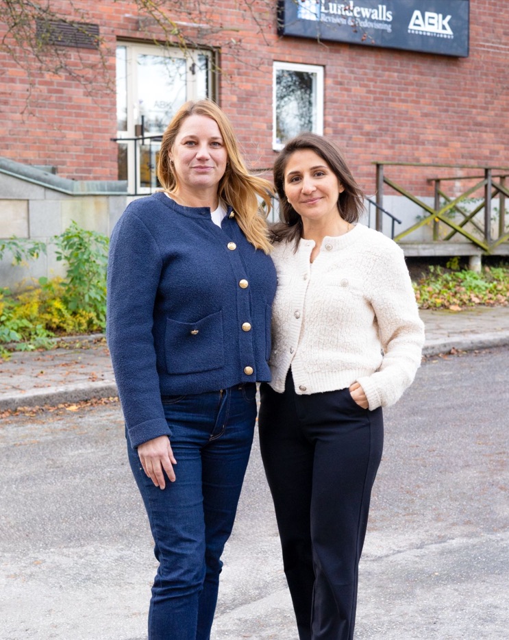 Två medarbetare utanför kontorsbyggnaden.